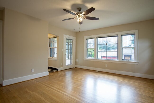 Building Photo - Adorable 1 Bedroom Flat by Laurelhurst Park + SE Belmont!
