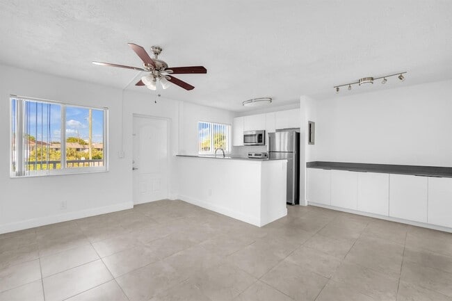 Building Photo - 450 W Camino Real
