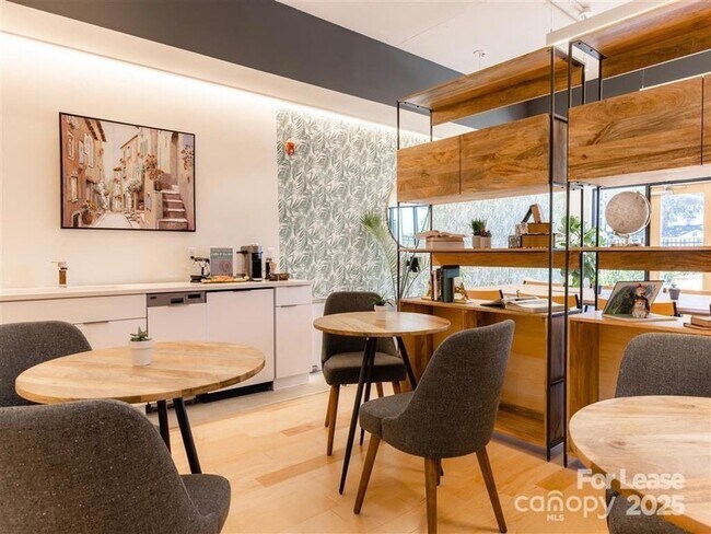 Foto del edificio - 1824 N Brevard St