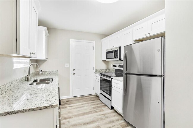 Building Photo - 2466 Fairway Cir SW