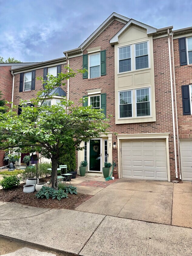 Foto principal - 921 Rolfe Pl