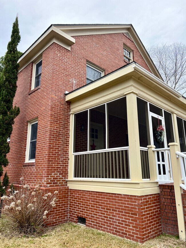 Foto del edificio - Stately Brick Home on Main Street