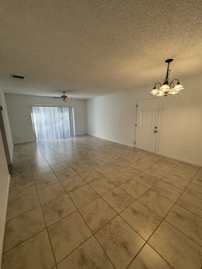 Foto del edificio - 3327 NW 101st Ave