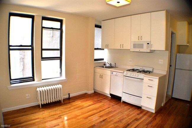 Building Photo - 220 E 68th St