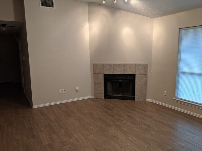 Foto del edificio - Spacious 3 Bedroom 2 Bath Half of Duplex A...