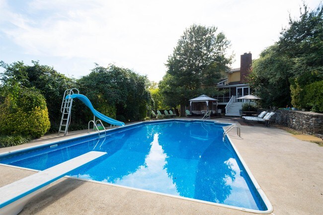 Building Photo - 1021 Emily Dr