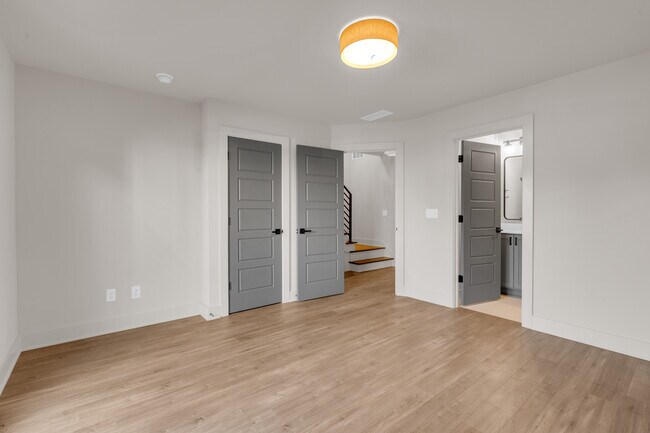 Dormitorio/oficina del primer piso - 673 E 16th St