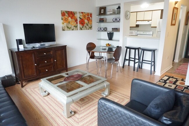 Building Photo - Furnished efficiency one block from the beach