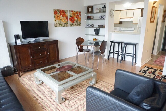 Foto del edificio - Furnished efficiency one block from the beach