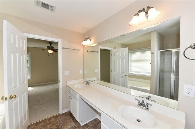 Building Photo - 386 St Claire Dr
