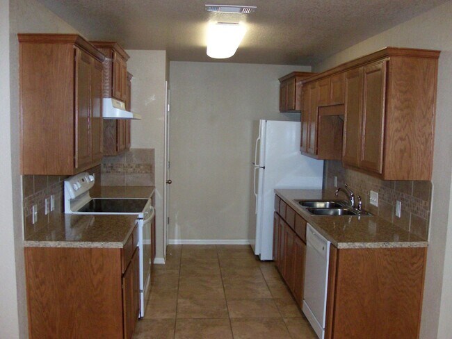 Building Photo - Adorable 2 Bed/2 Bath Duplex in Trimmier Estates!