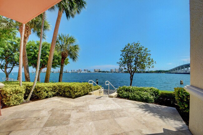 Building Photo - 2640 Lake Shore Dr