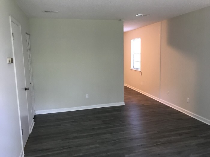 Primary Photo - Great 2/1.5 Townhome Close to Hamilton Place