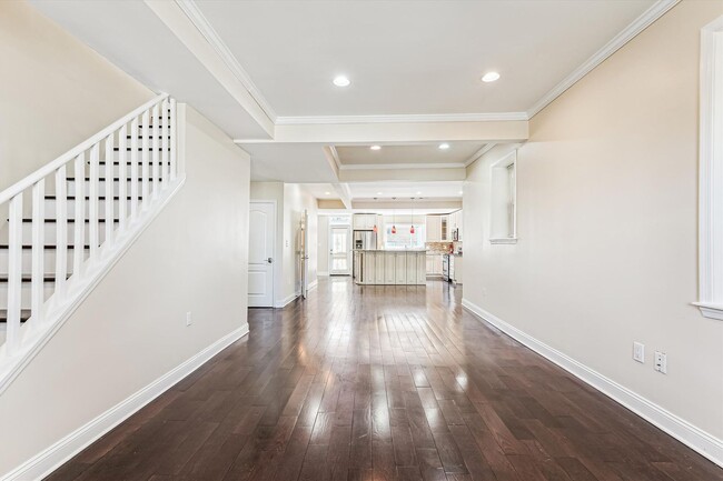 Building Photo - Charming and very Spacious 3 BR/3.5 BTH in...