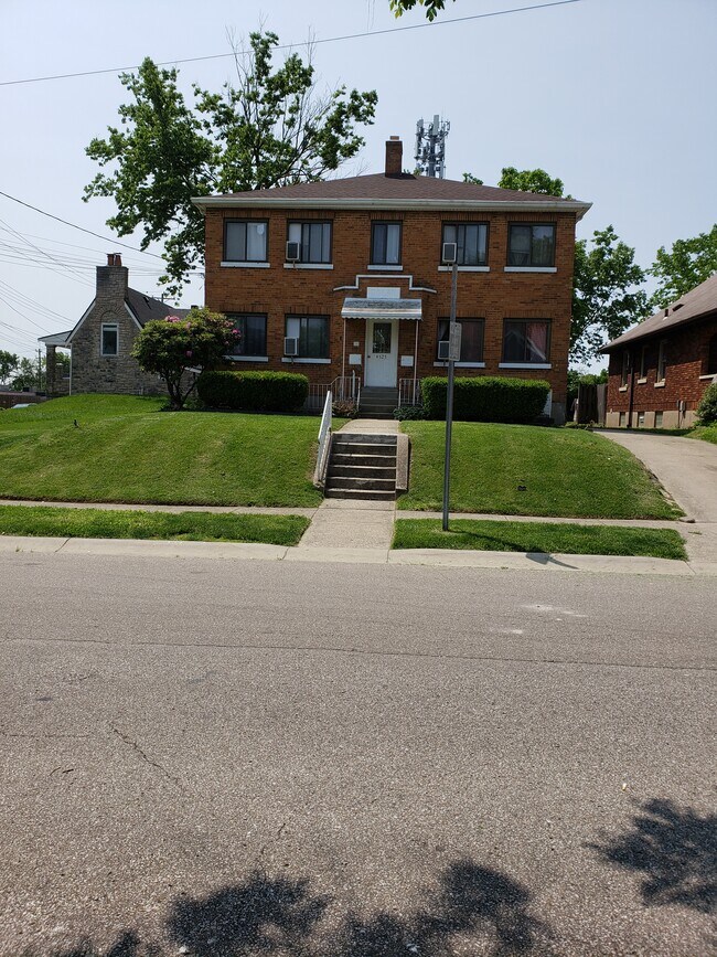 Edificio de oficinas con un diseño artístico - 4525 Roth Ave