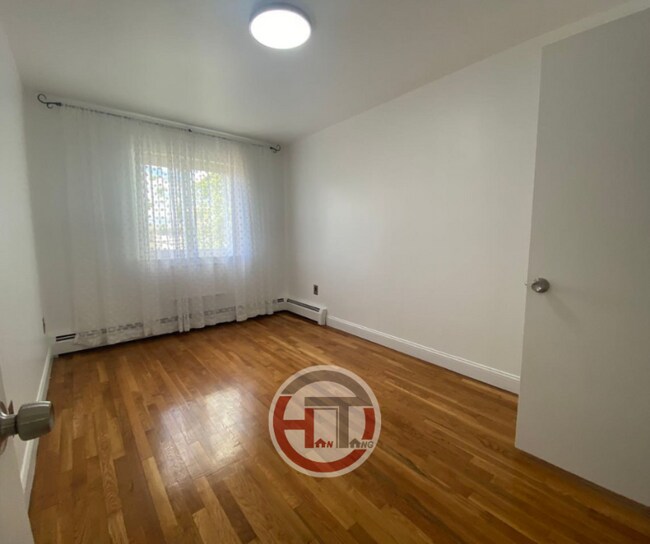 Building Photo - 1855 Williamsbridge Rd