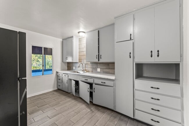 Foto del edificio - 10639 Fitzroy Ave