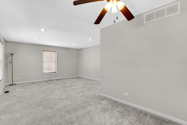 Building Photo - 216 Russet Way