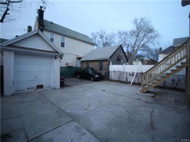 Building Photo - 1019 E 241st St