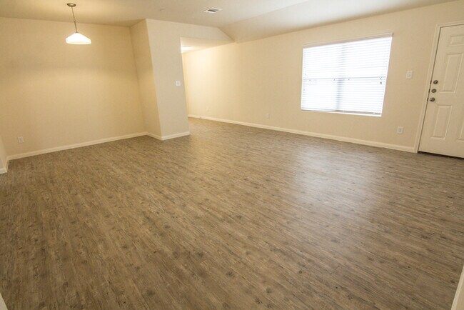 Building Photo - Oakwood Forest - 2128 Eastwood Court, Brya...