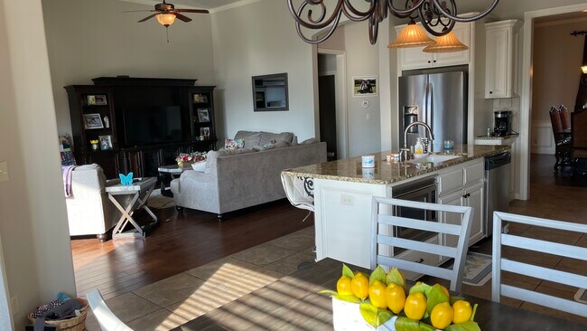 Foto del edificio - 15512 Maple Ridge Ln