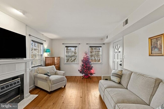 Building Photo - 810 Queen St