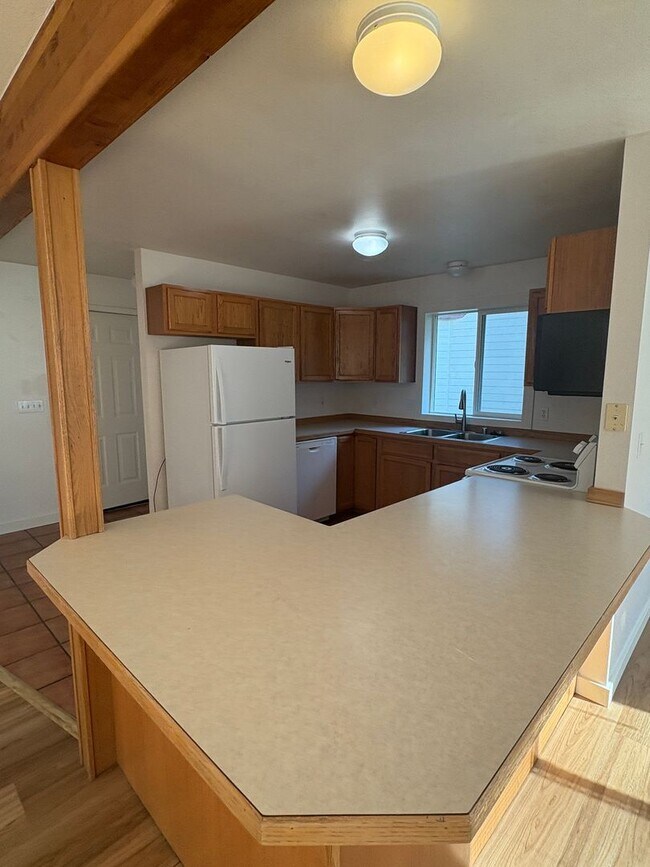 Building Photo - Classic 3 Bedroom 2 Bath Home with Attached 2 Car Garage!