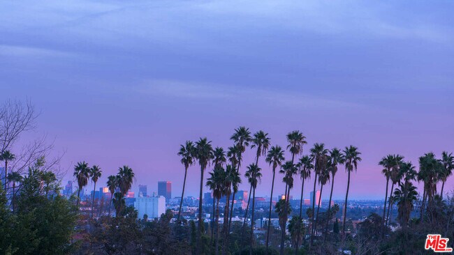 Foto del edificio - 7801 Hillside Ave