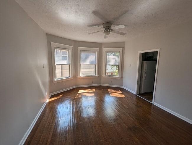 Spacious! 4-Bed and 2-Full Bath Unit with Bonus Room, Garage, Large Backyard - Spacious! 4-Bed and 2-Full Bath Unit with Bonus Room, Garage, Large Backyard Apartment