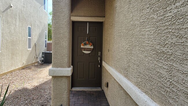 Building Photo - Northwest 3 bed 2.5 bath with close freeway access