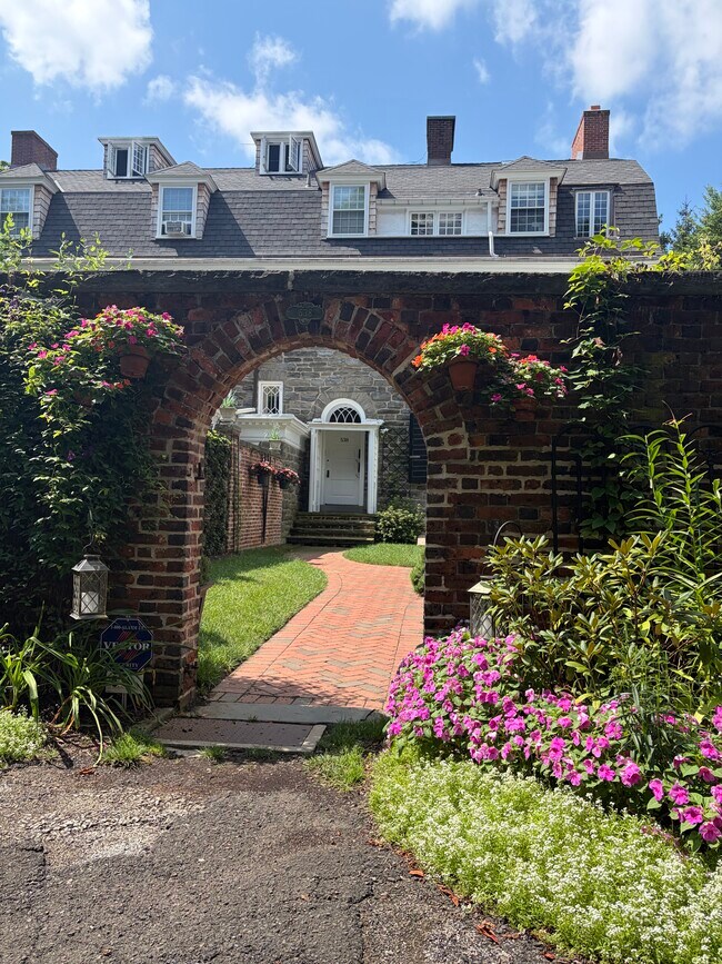 Entrada privada desde la parte trasera de la casa. - 7709 Cherokee St