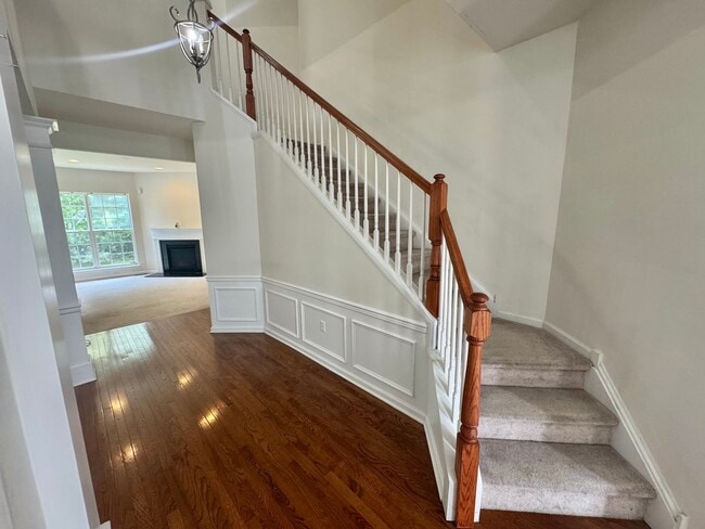 Building Photo - Spacious 3BR/2.5BA Townhome in Desirable B...