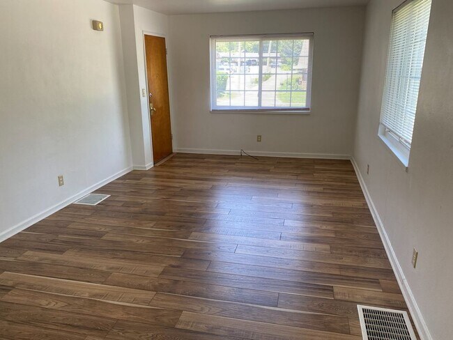 Building Photo - 2170 W Schantz Ave