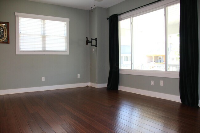 Building Photo - 723 Siebert St