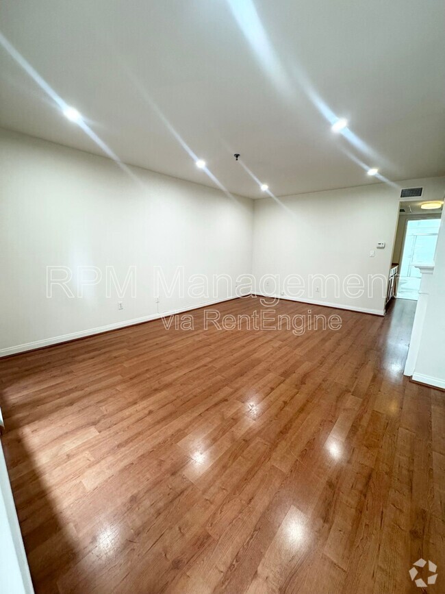 Building Photo - 843 Hayworth Ave