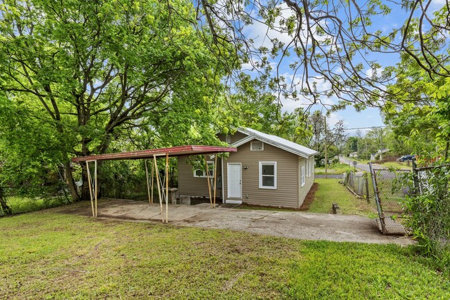 Building Photo - Charming 4 Bedroom, 1 Bathroom house