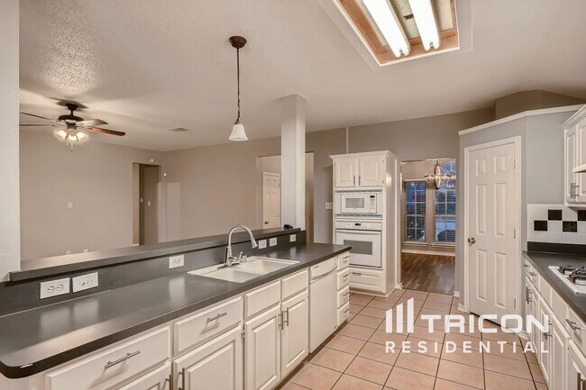 Building Photo - 2021 Cantura Dr