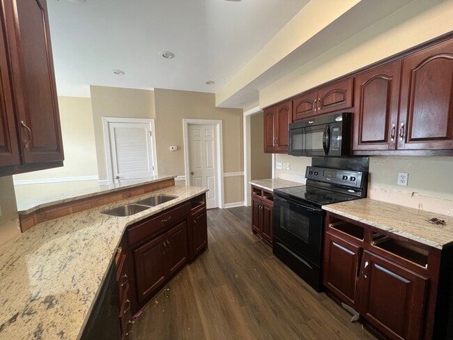 Building Photo - Spacious three bedroom, two and a half bat...