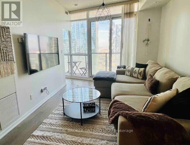 Photo du bâtiment - 65 Bremner Blvd