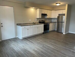 Building Photo - 657 Belmont Ave
