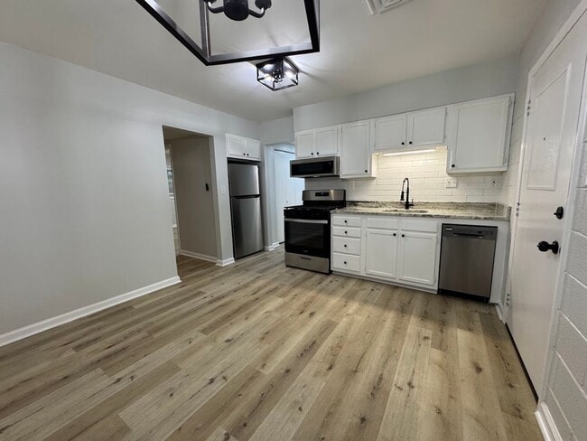Building Photo - 2205 Hathaway Dr