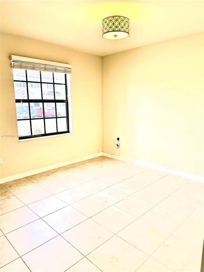 Building Photo - 3219 SE 5th Ct