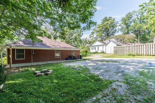 Photo - 311 E 11th - 5Bed/2Bath - Onsite Parking Available! House