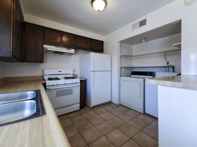 Building Photo - 6168 Meadow View Ln
