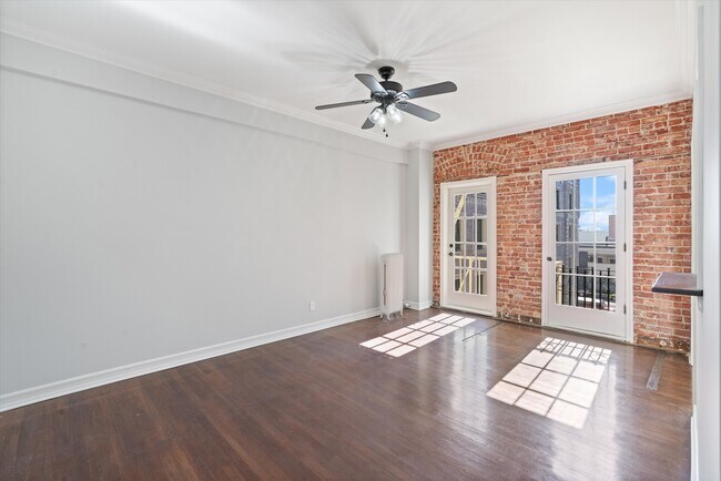 Bright and open studio with natural light - 2121 James M Wood Blvd