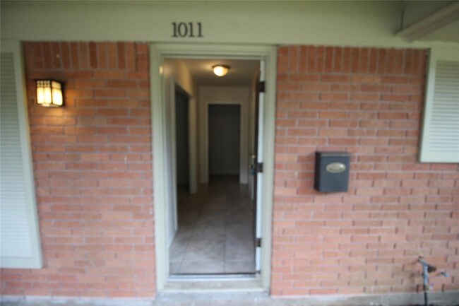 Building Photo - 1011 Kost Rd
