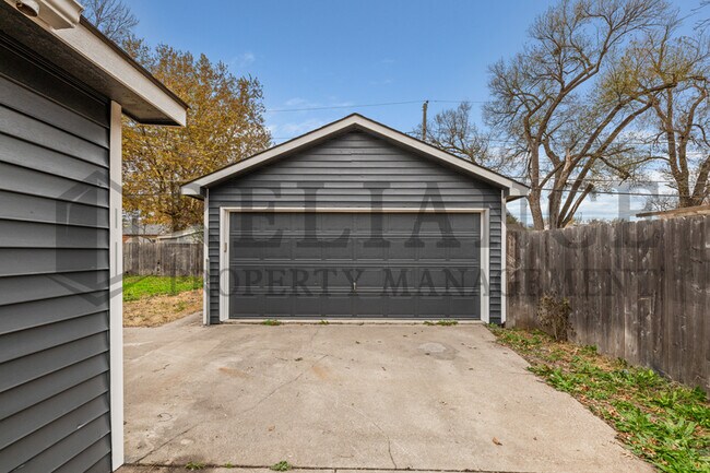 Foto del edificio - 235 Trout Ave