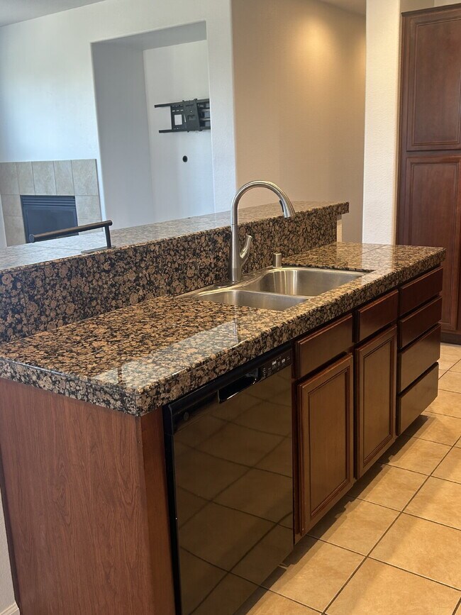 Foto del edificio - Beautiful 2 bd 2 bath Condo in Folsom