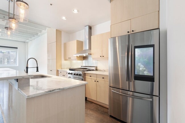 Building Photo - Gorgeous 2/2 Condo in the Heart of Midtown...