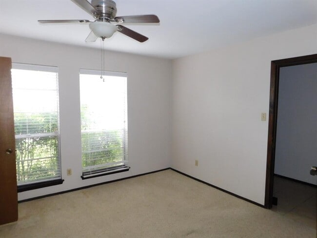 Building Photo - 2513 McGregor Dr
